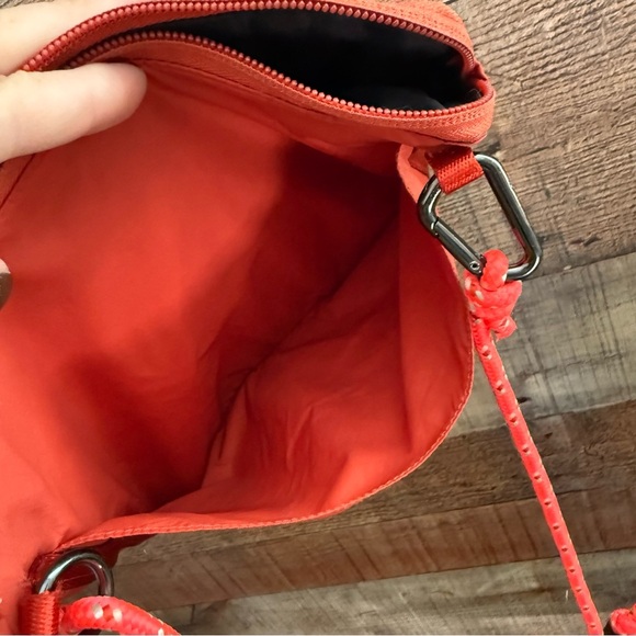 Lululemon Unisex Patch Logo Crossbody Bag 2.5L - Picture 10 of 12